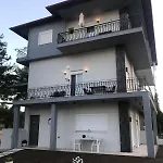 Athena's & סיקיה
